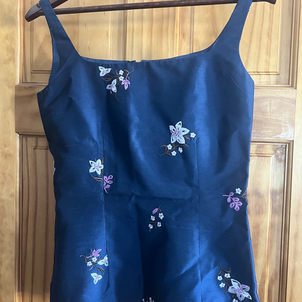 Like New Dana Buchman 100% silk, size 4